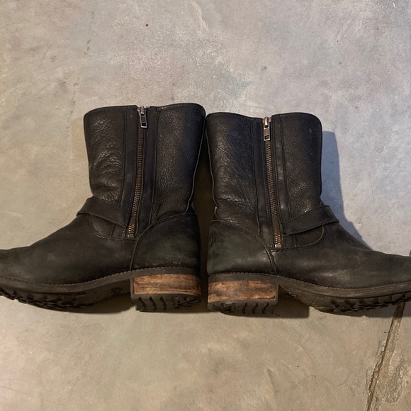 Ugg Chaney Leather Shearling Boot - Picture 8 of 8